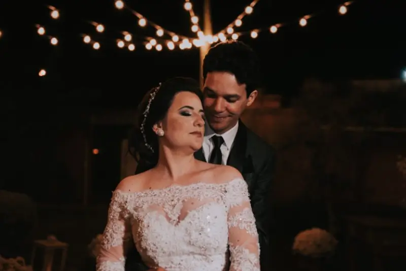 noivos abra&ccedil;ados em casamento noturno