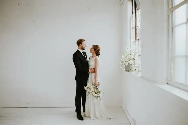 noivos abraçados em casamento simples e minimalista