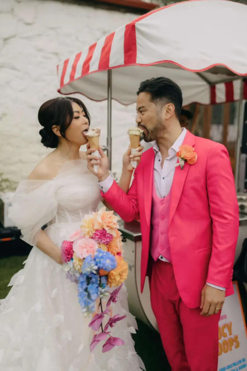 noivos degustando um sorvete de casquinha