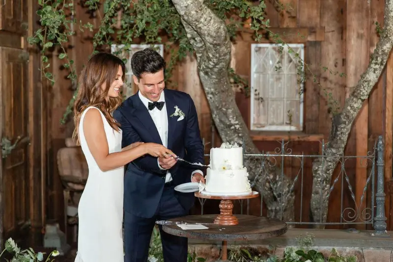 noivos cortando bolo em casamento simples