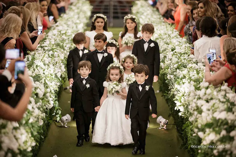 pajens e daminhas entrando na igreja