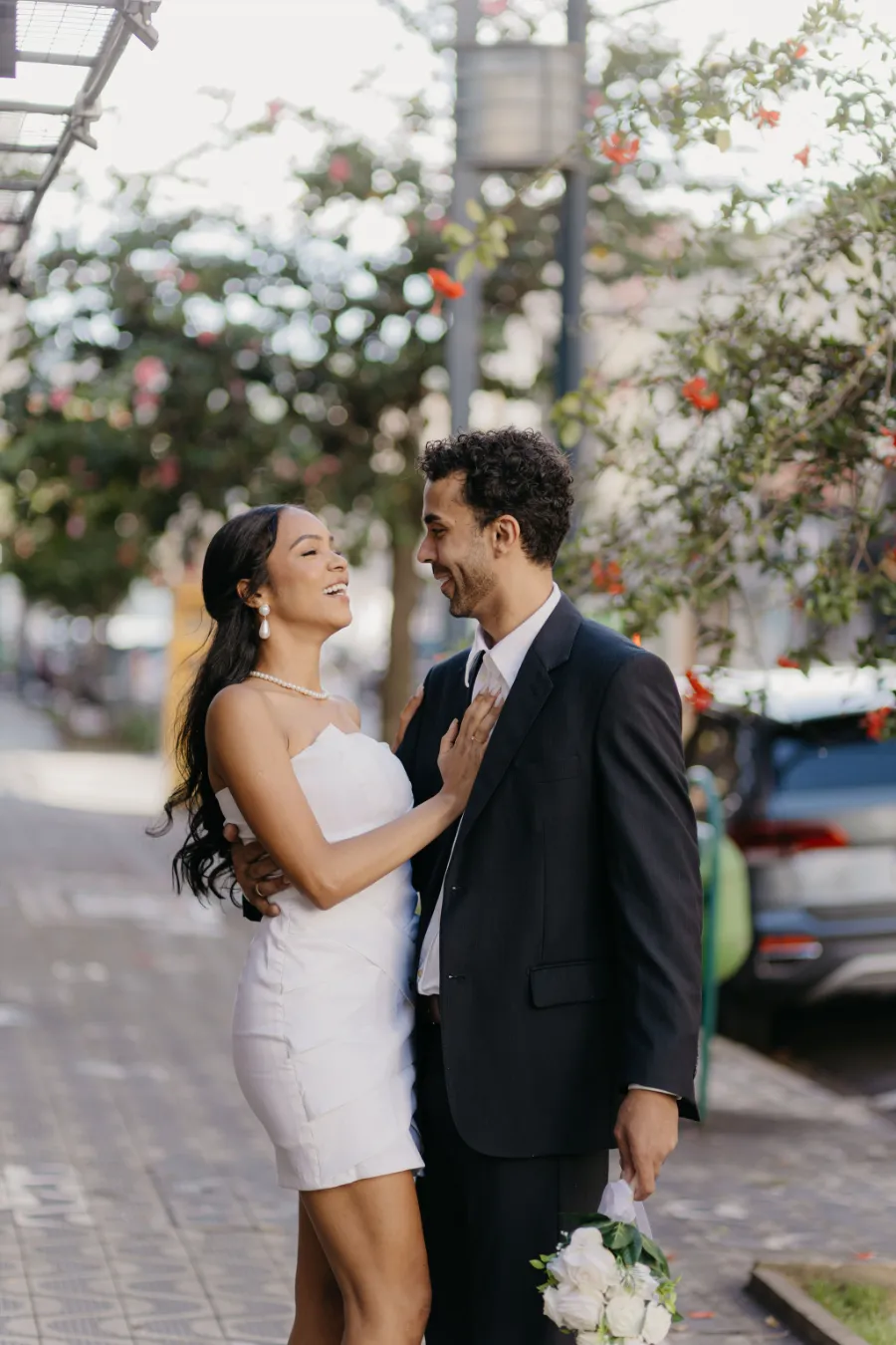 noivos no pré wedding na cidade