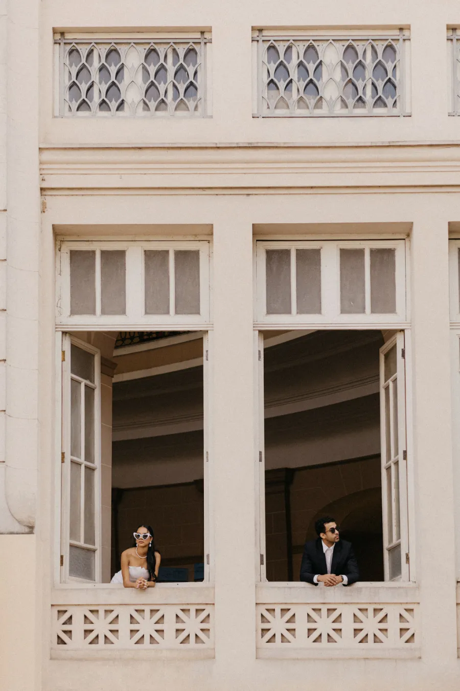 noivos na janela