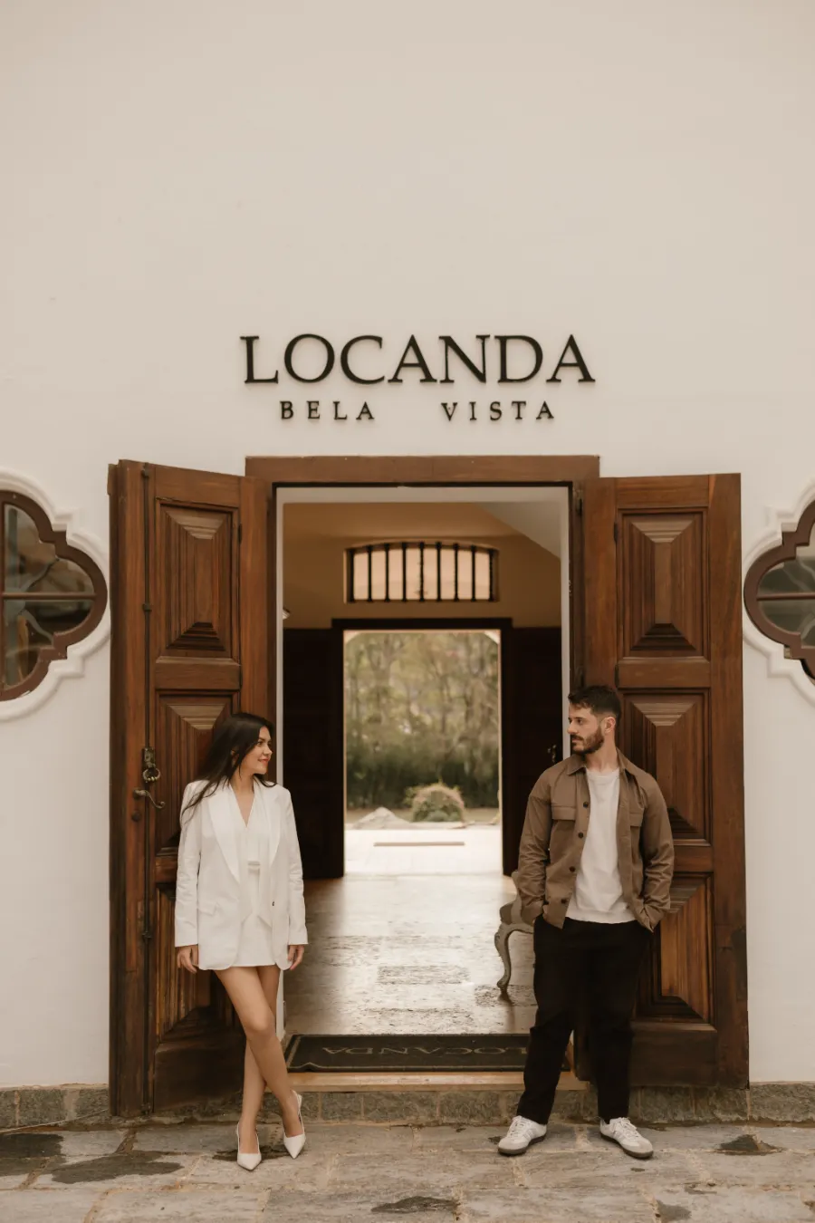 casal na frente da porta