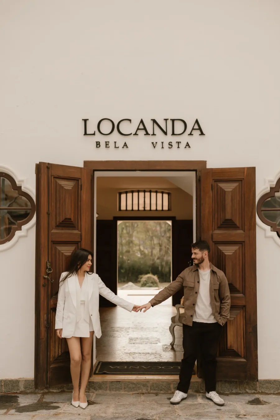 casal na frente da porta