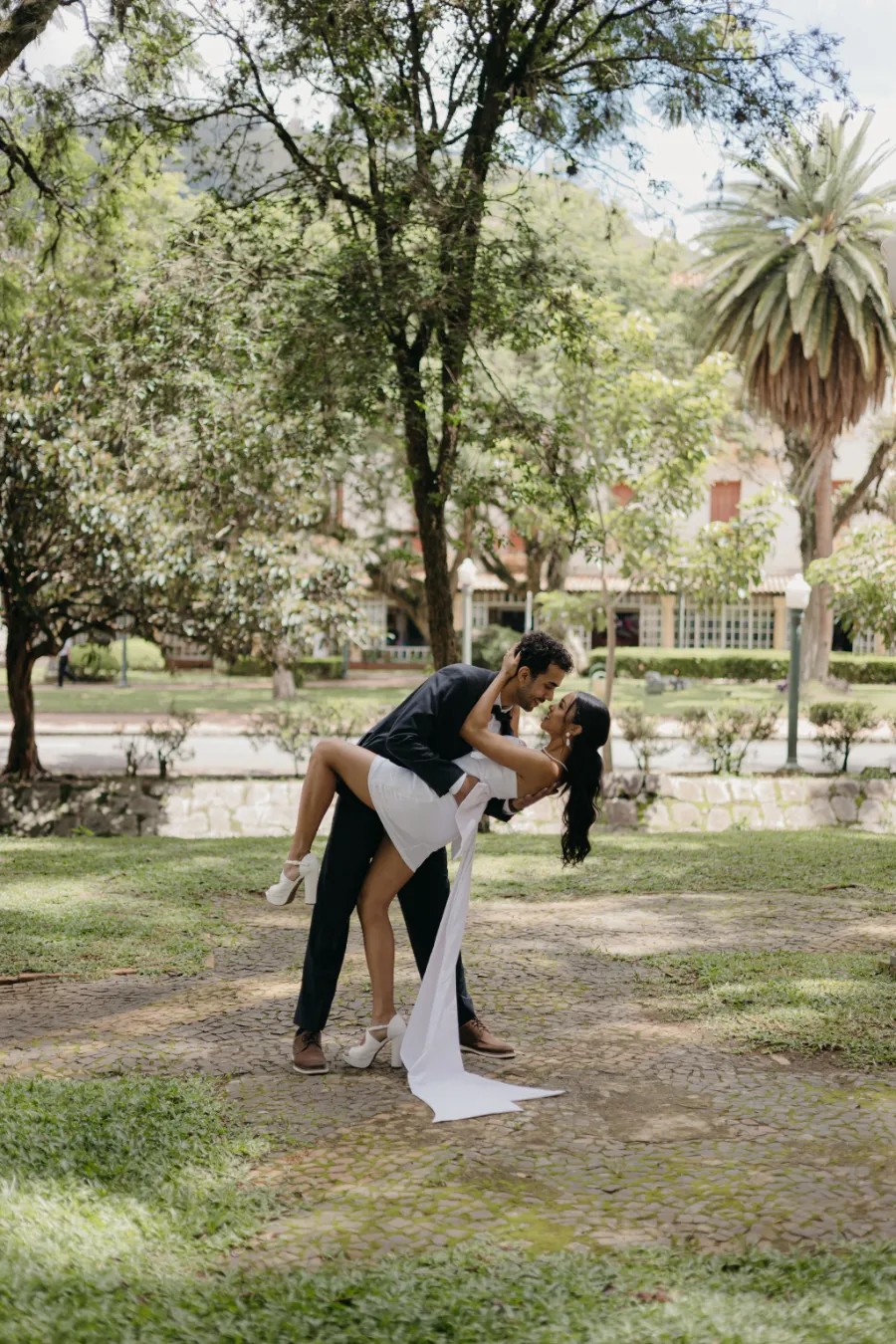 noivos no parque
