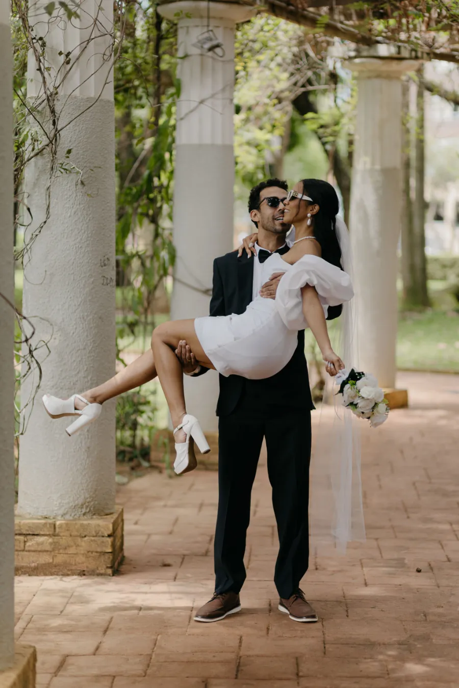 noivo carregando noiva no colo