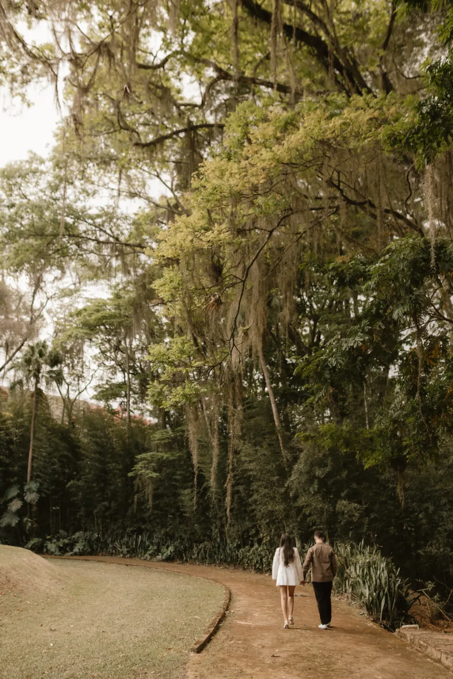 casal andando no campo