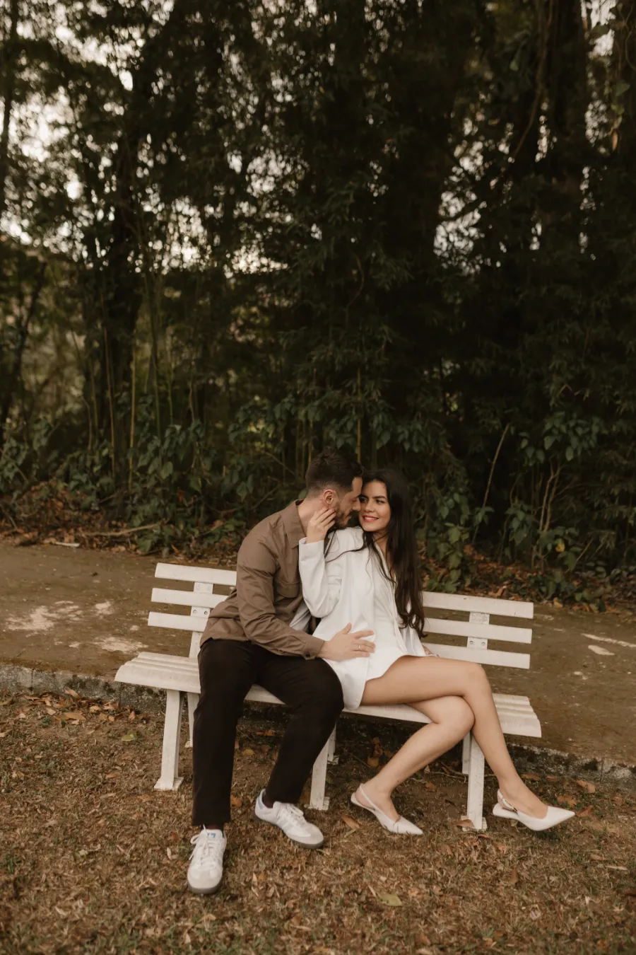 casal sentado em banco