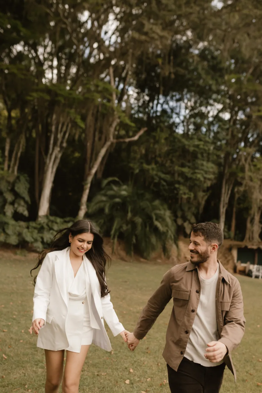 casal andando no campo