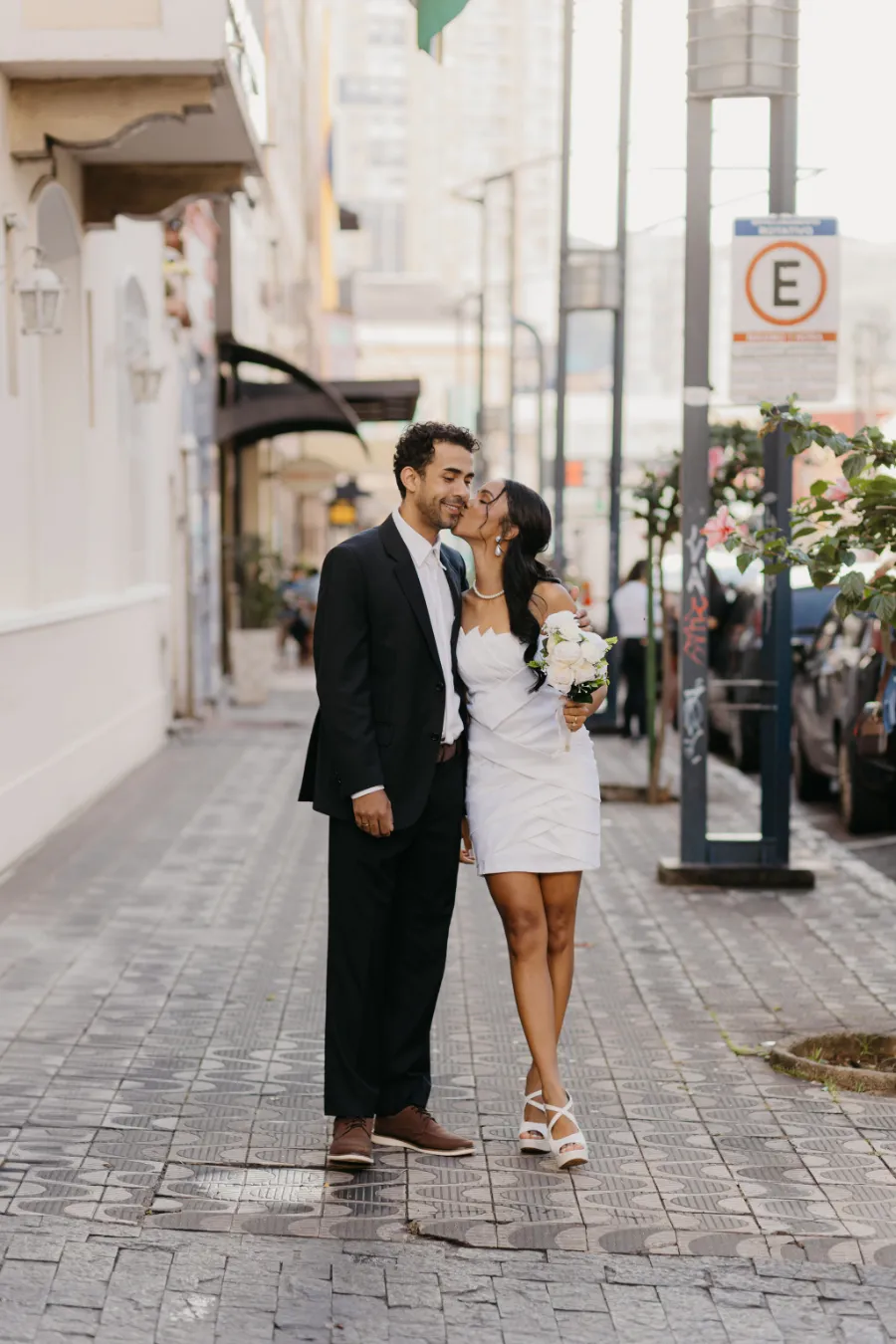 noiva beijando noivo no rosto