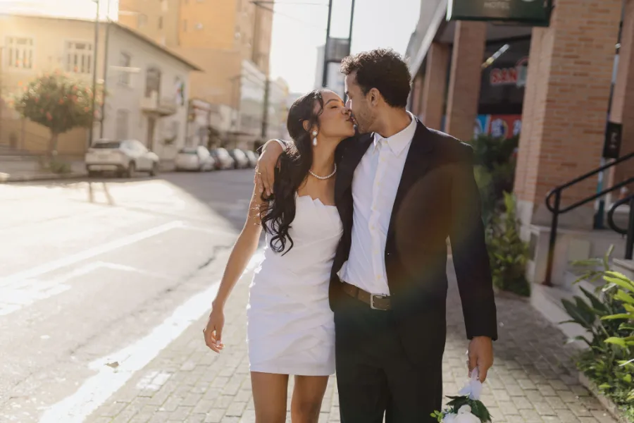 noivos se beijando na cidade
