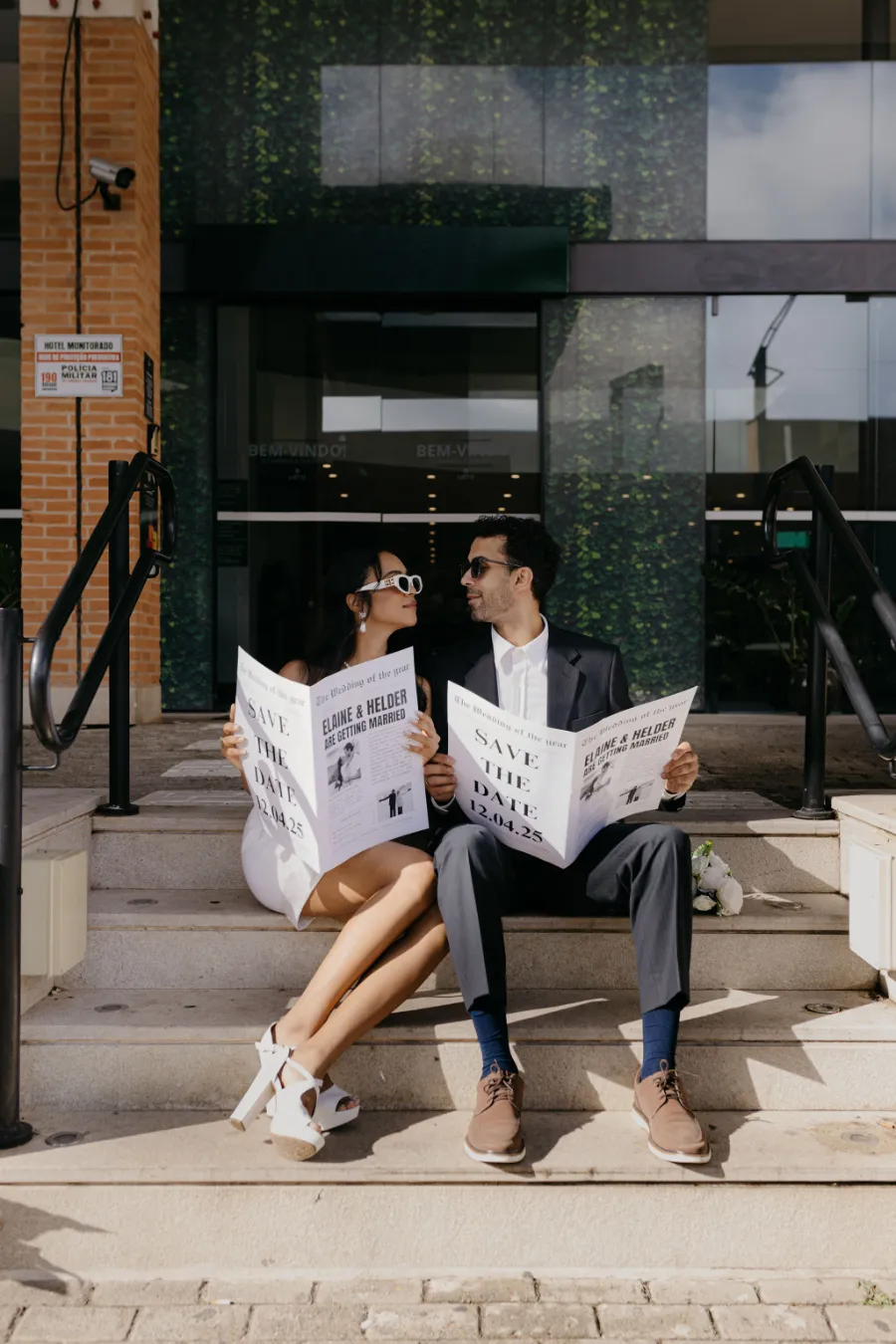 noivos sentados na escada com jornal save the date