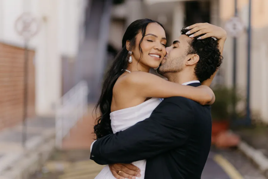 noivos abraçados