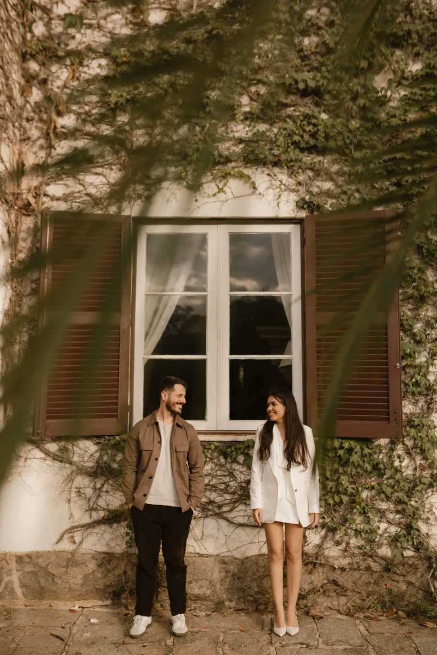 casal em frente a janela