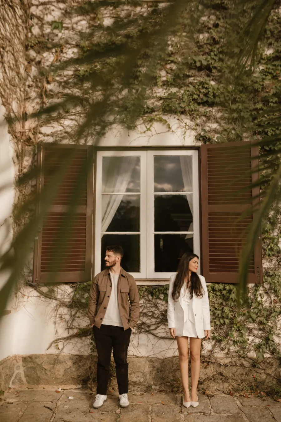 casal em frente a janela