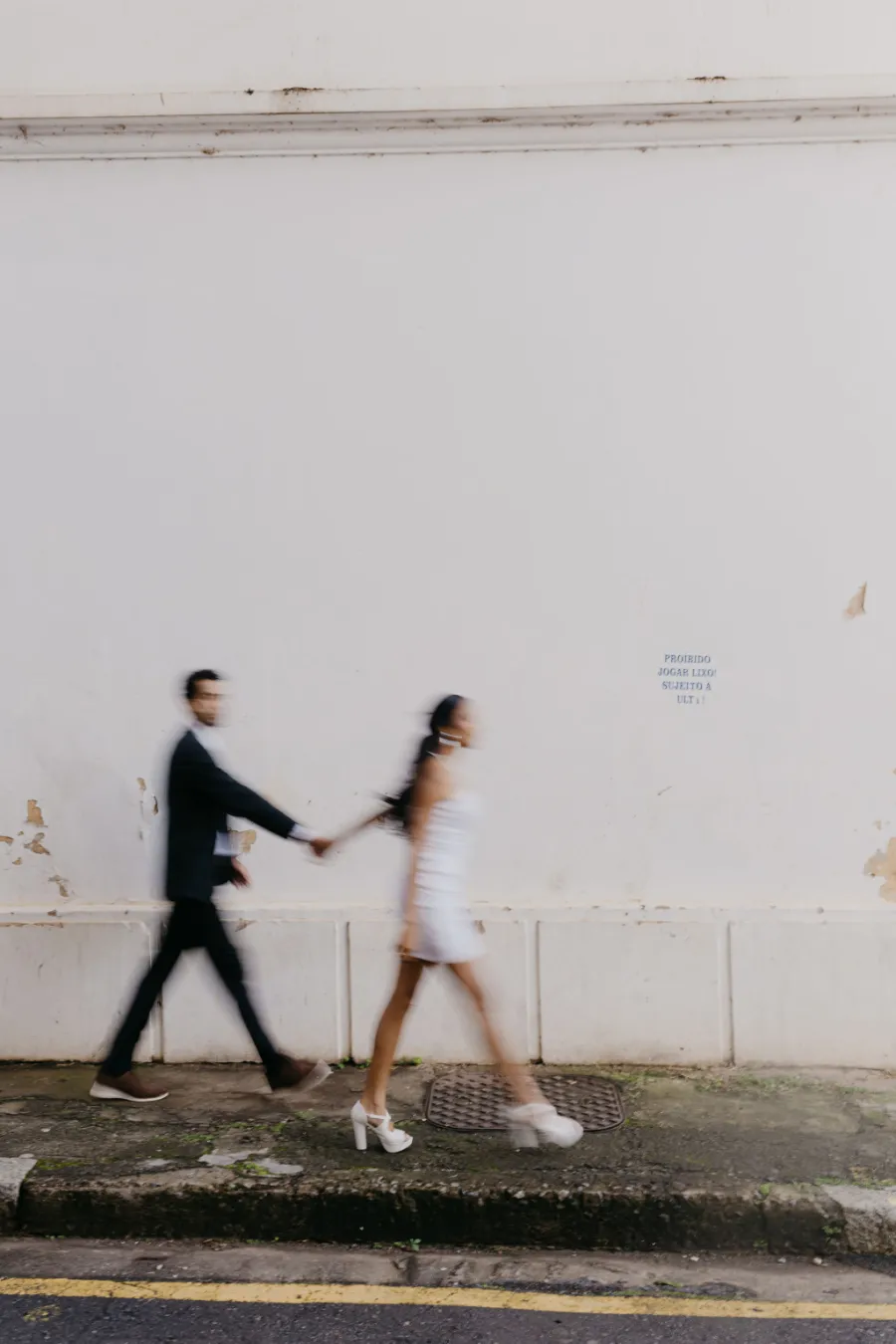 noivos caminhando