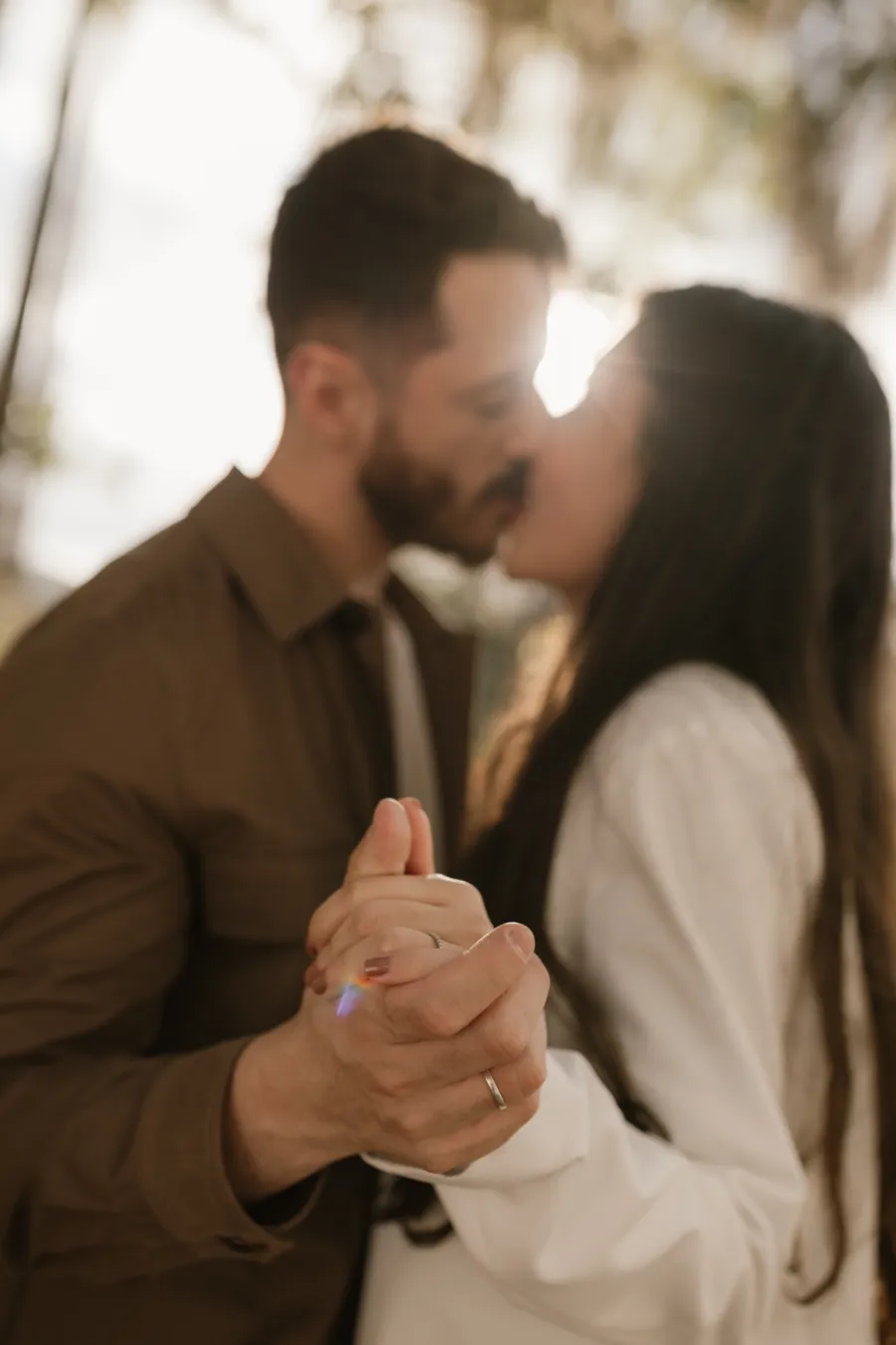 casal se beijando de mãos dadas