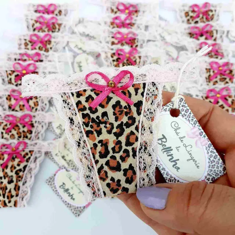 sach&ecirc; em formato de calcinha de oncinha para ch&aacute; de lingerie