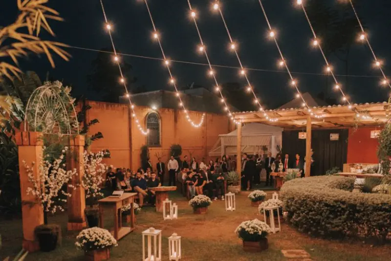 varal de luzes para casamento a noite