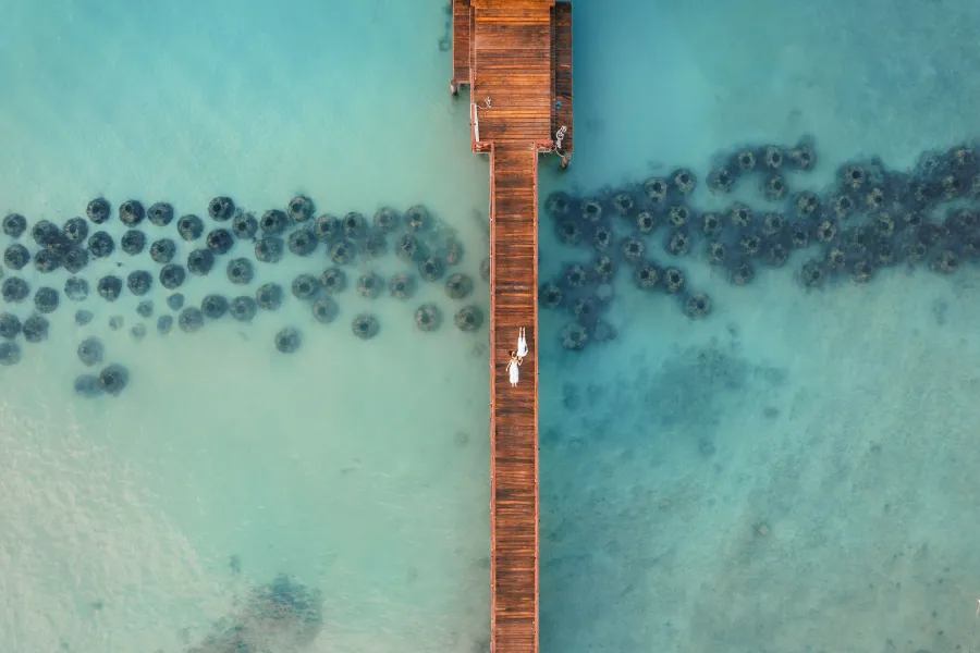 casal deitado na ponte