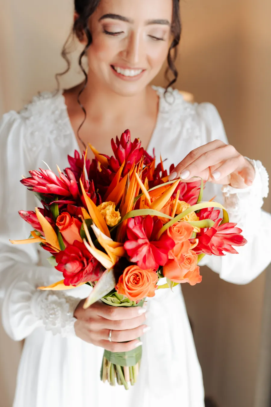 noiva com buquê vermelho e laranja