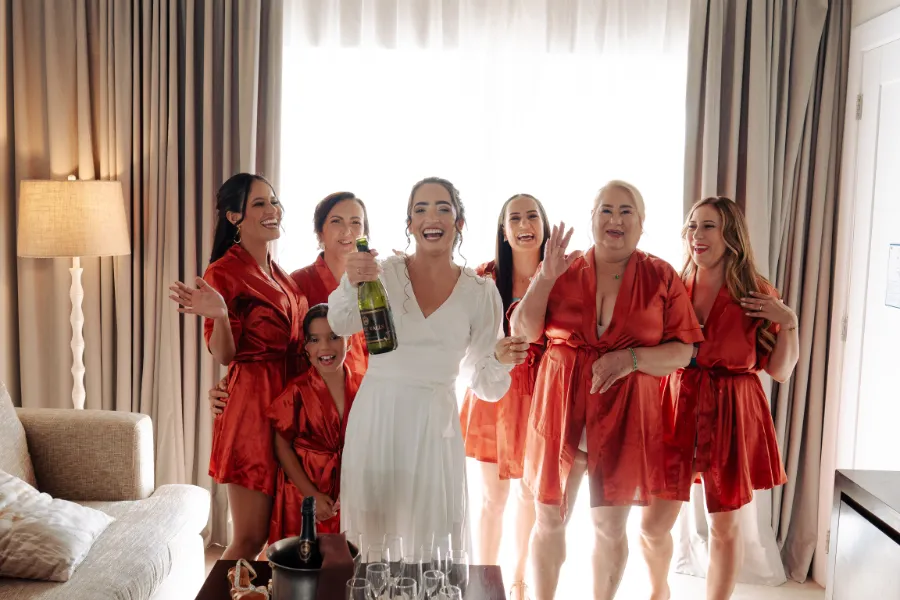 noiva ao lado das madrinhas de robe terracota