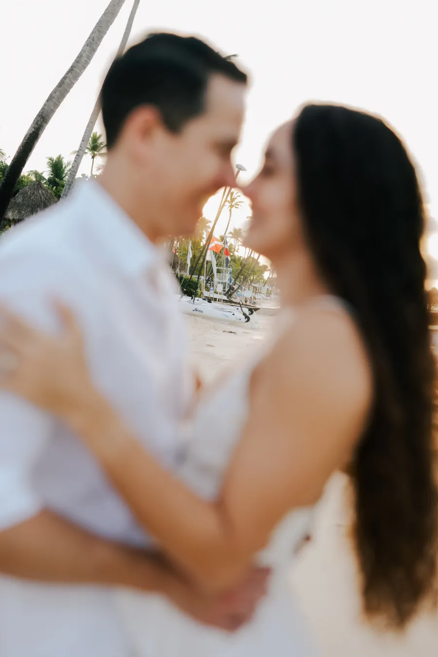 casala abraçado no pre wedding na praia