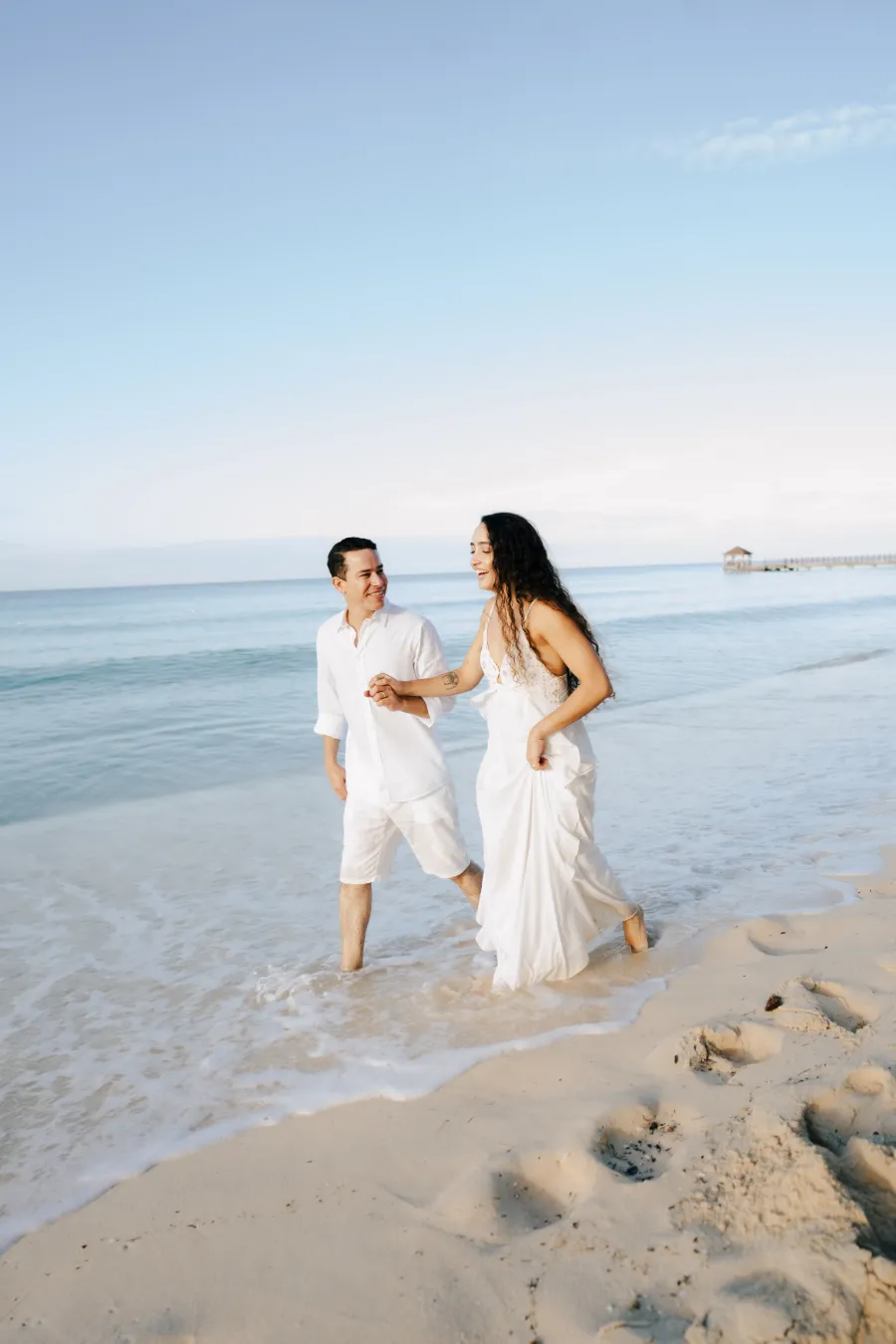 casal caminhando na praia