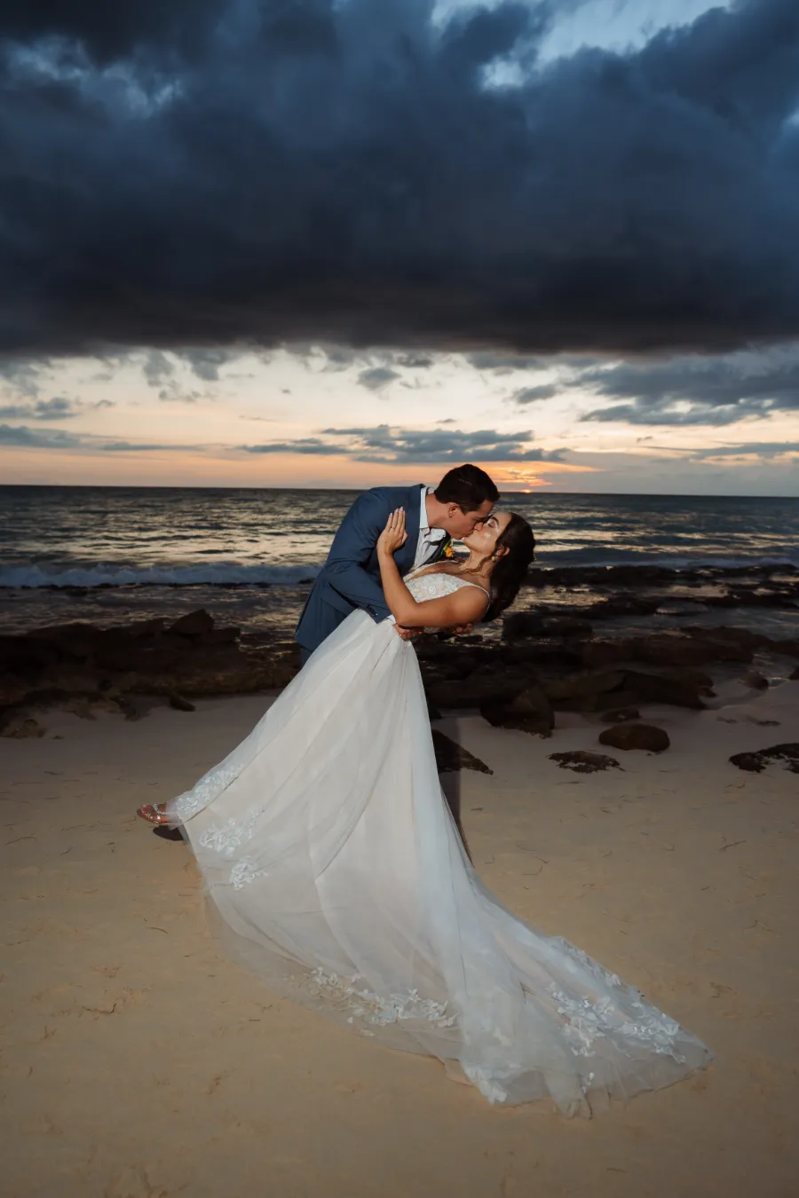 noivos se beijando na praia