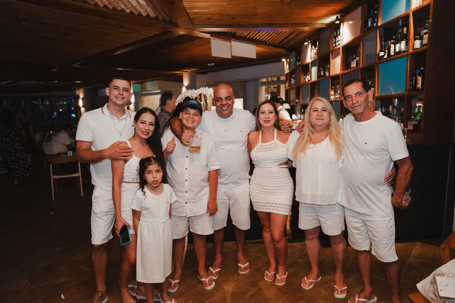 festa com pessoas vestidas de branco