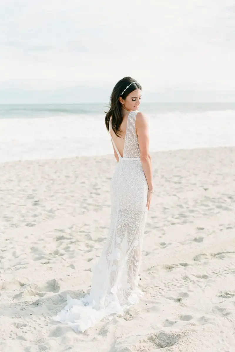 noiva com vestido flu&iacute;do para casamento na praia