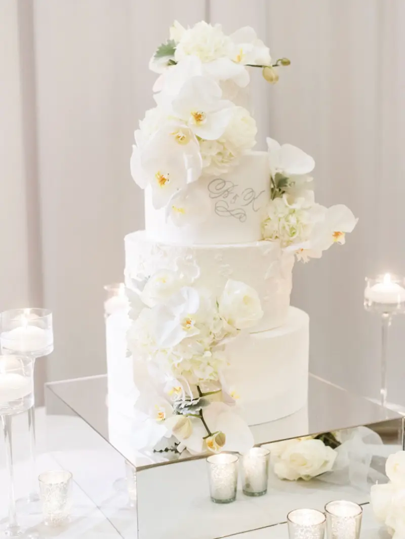 bolo de três andares de bodas de prata com detalhes de flores