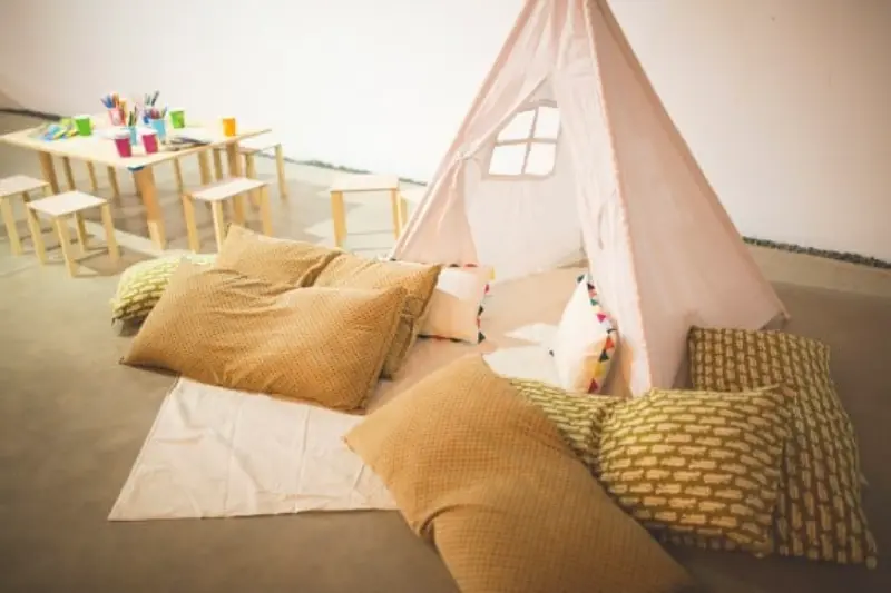 cabana para recrea&ccedil;&atilde;o para casamento com almofadas