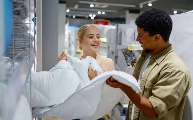 casal montando lista de chá de casa nova