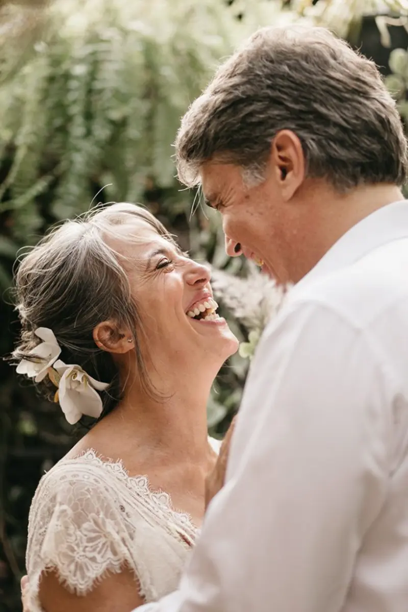 casal sorrindo em comemoração de 25 anos de casados