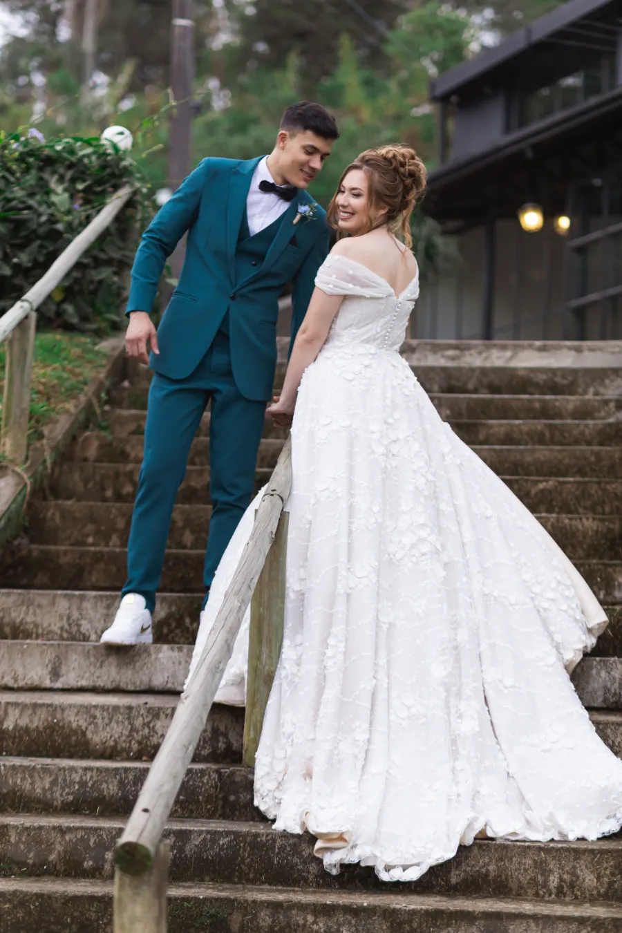 noivos na escada