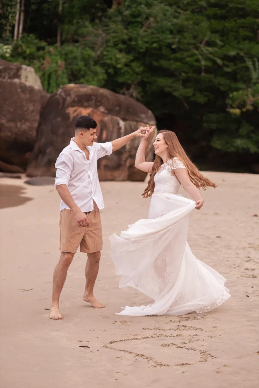 noivos dançando no pre wedding na praia