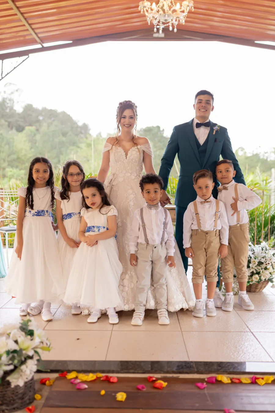 noivos ao lado das daminhas e pajens