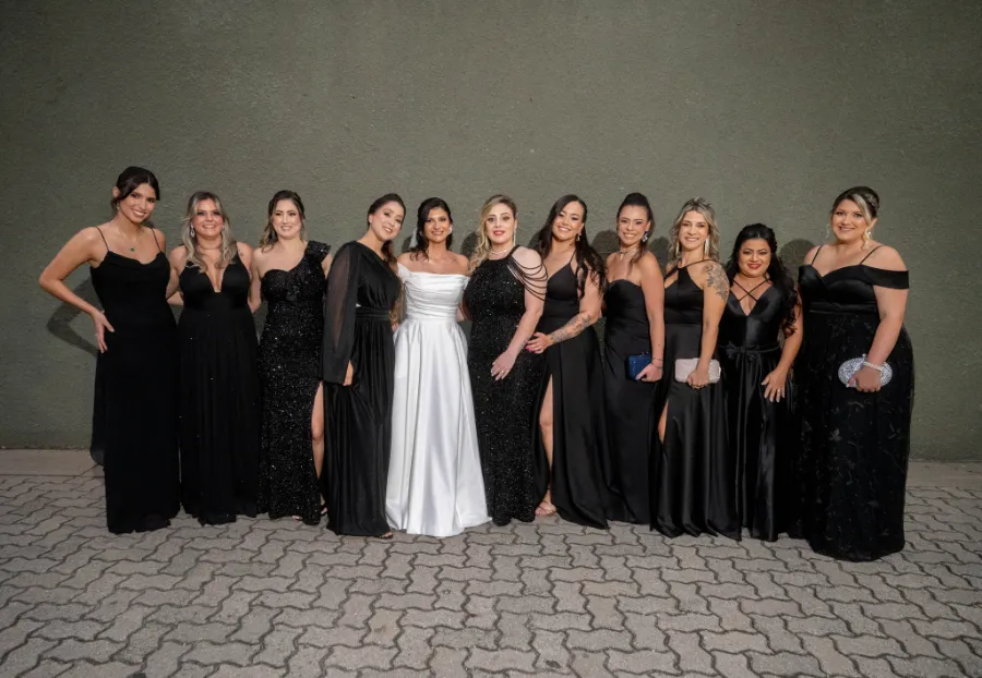 noiva ao lado das madrinhas de preto