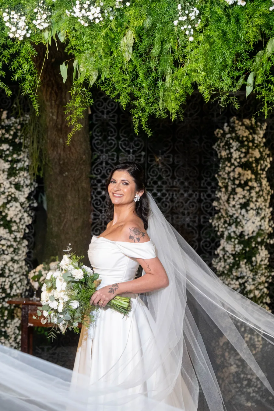 noiva com buque branco e véu