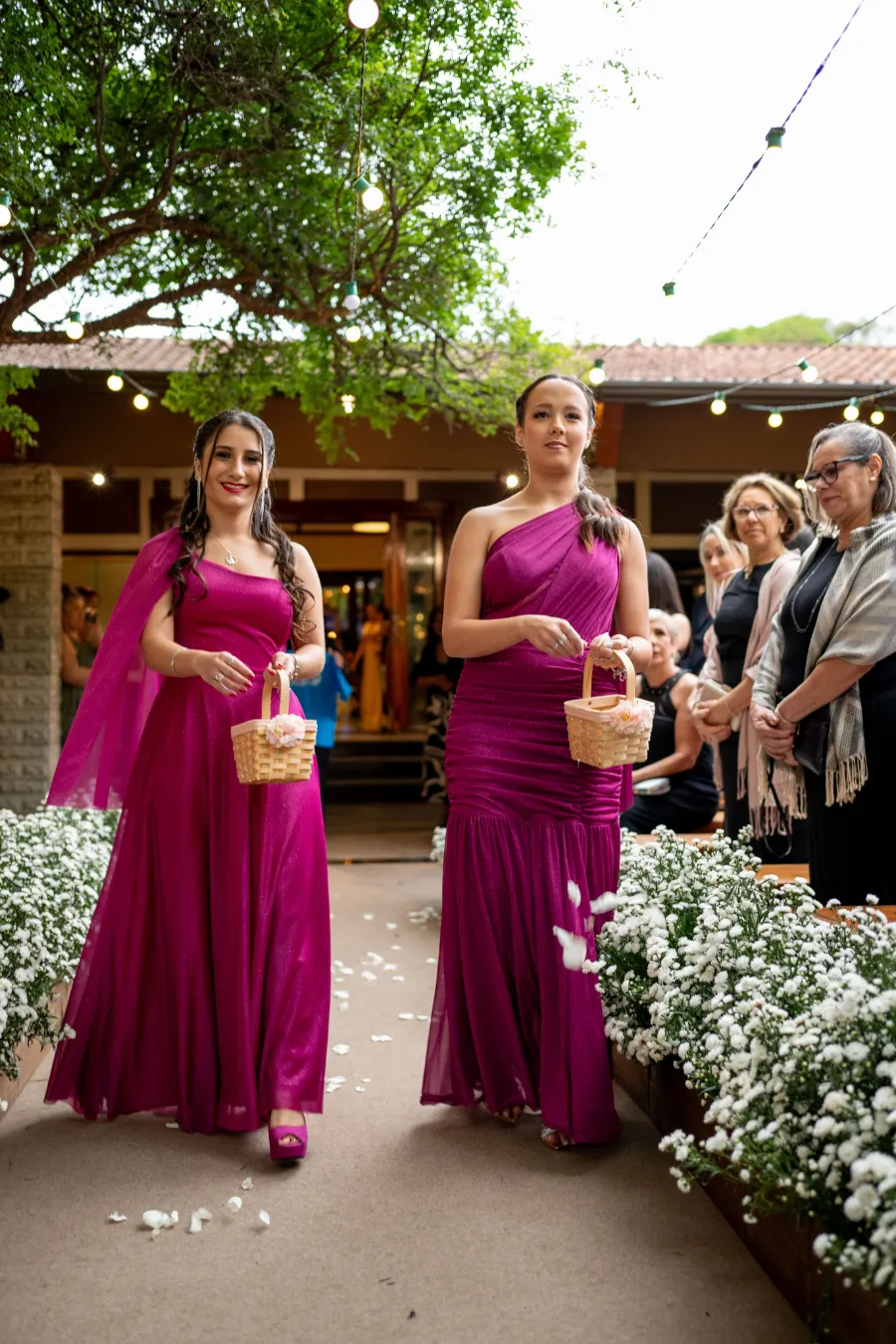 entrada das floristas com vestidos rosa