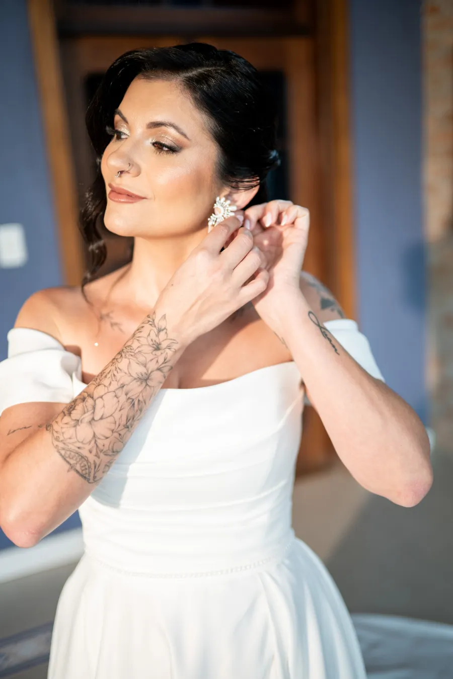 noiva colocando brincos