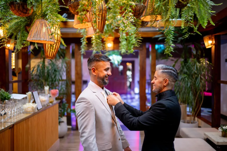 pai do noivo ajustando o terno do noivo