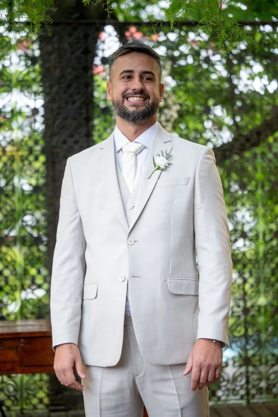 noivo com terno cinza claro