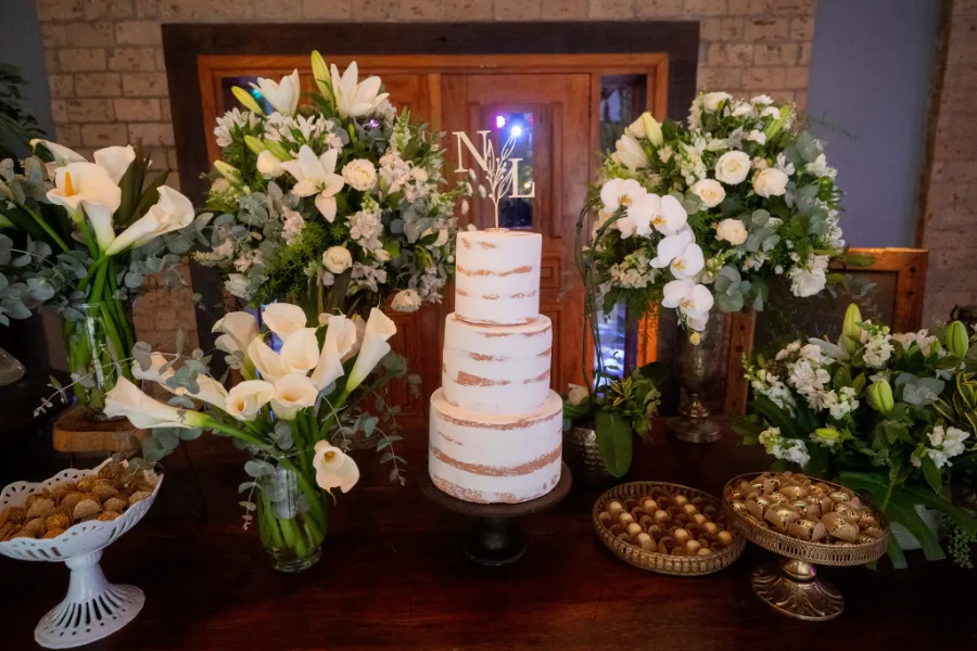 mesa do bolo de casamento com flores brancas