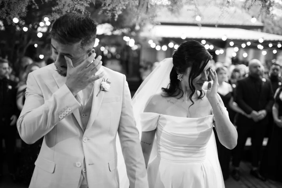 noivos chorando no casamento