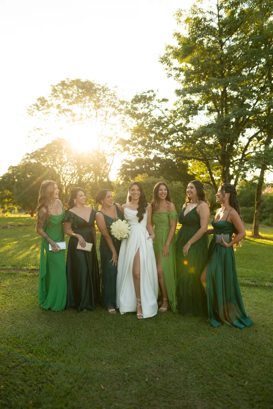 noiva ao lado das madrinhas de verde