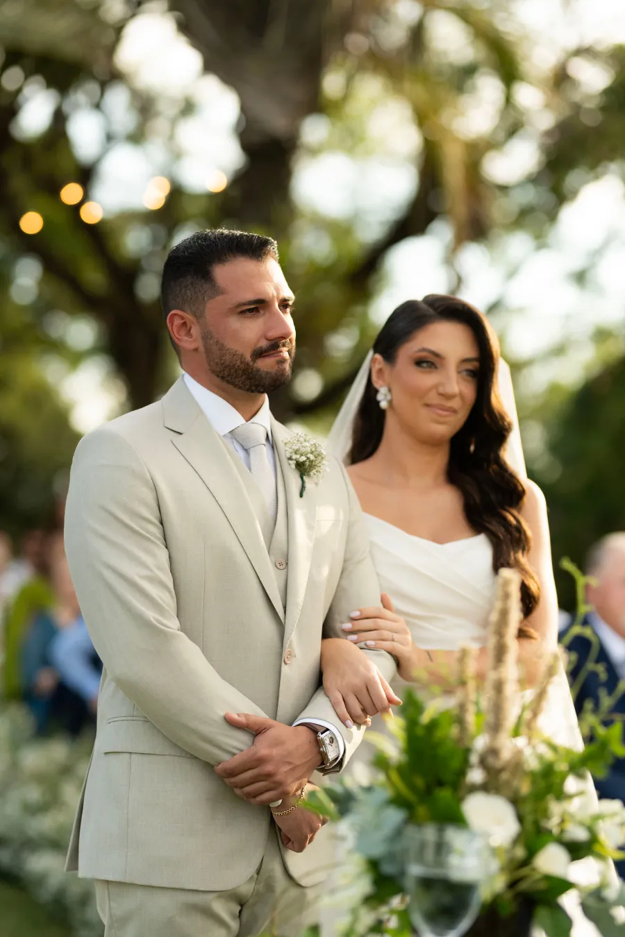 noivos na cerimonia de casamento ao ar livre