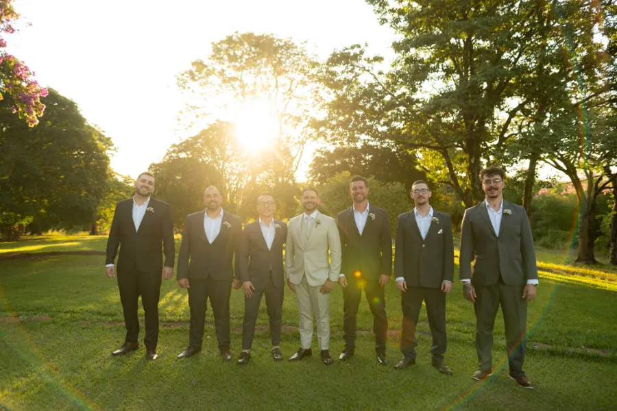 noivo ao lado dos padrinhos